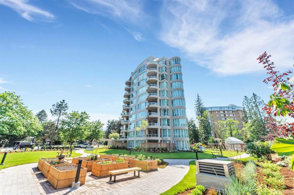 #903 – 995 Roche Point Drive
